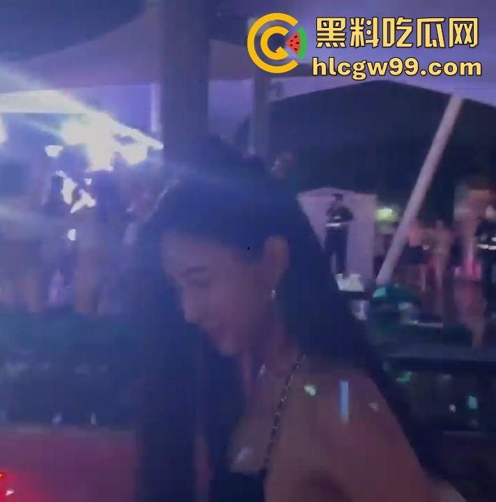 小编推荐！特斯拉车友会变淫趴，女车友们千里送逼，饭桌上就已耐不住主动互舔，海量不雅私拍流出，很有看点。-8
