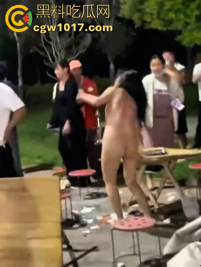 厦门集美小仙女，喝醉了脱光光，当街耍酒疯脱光撒泼，身材还真不错，奶子饱满硕大，翘臀也很诱人，骚逼都漏出来了！-5