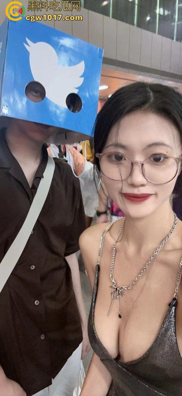 百万粉丝的【strangewomandcl】人妻反差婊彻底社死!付费群露脸被操到喷水,精液从逼里流一地!-1