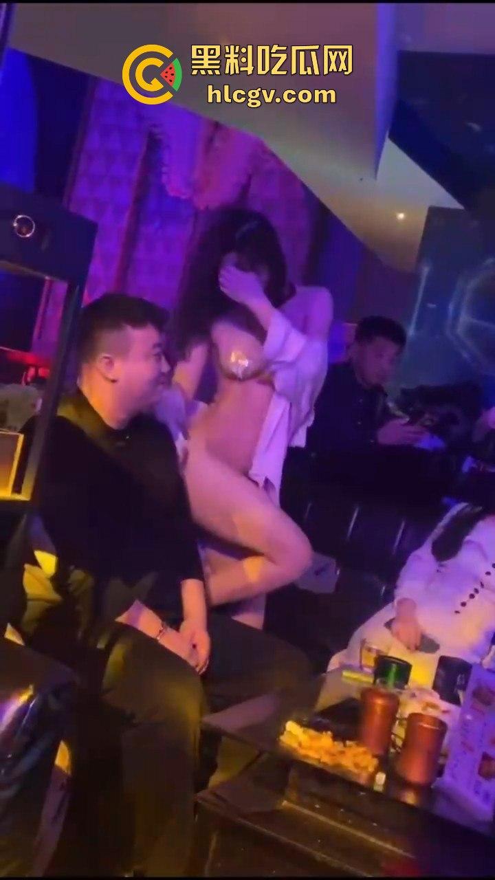 几兄弟酒吧实战，兄弟被妹子逼都蹭脸上了不敢动手！另一边恨不得长两嘴，轮番亲到脸上满是口水！-11