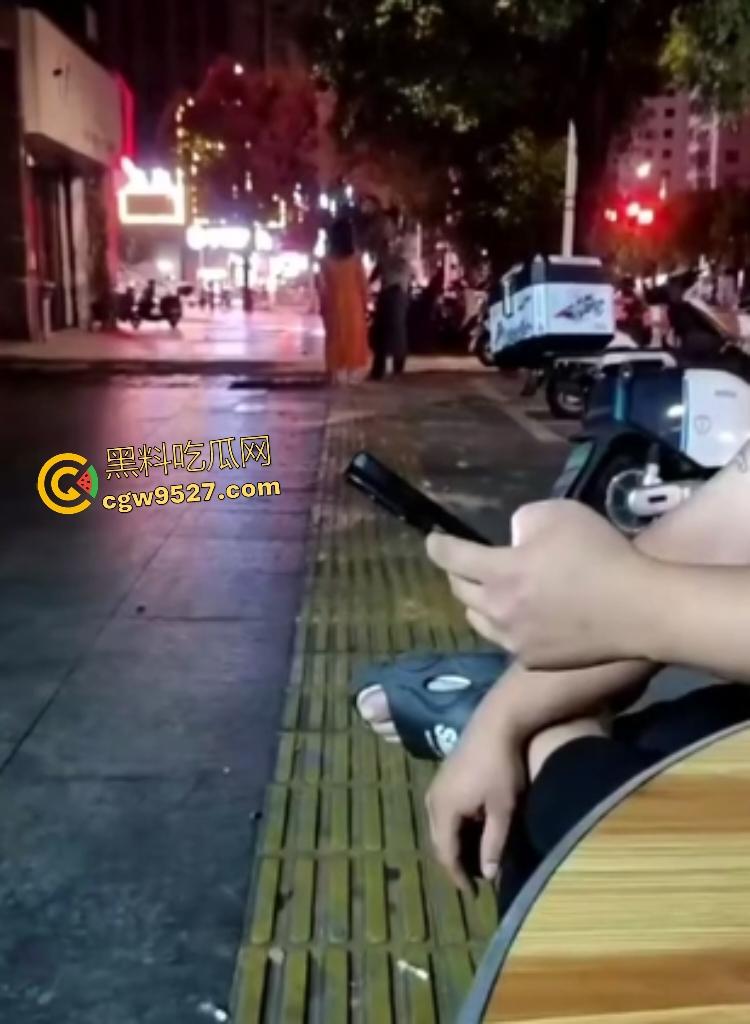 福建三明扬祖大药房老板娘偷情，被老公当场抓到，情夫躲药店不敢出来，路人看这女人这么老以为是他妈！-1