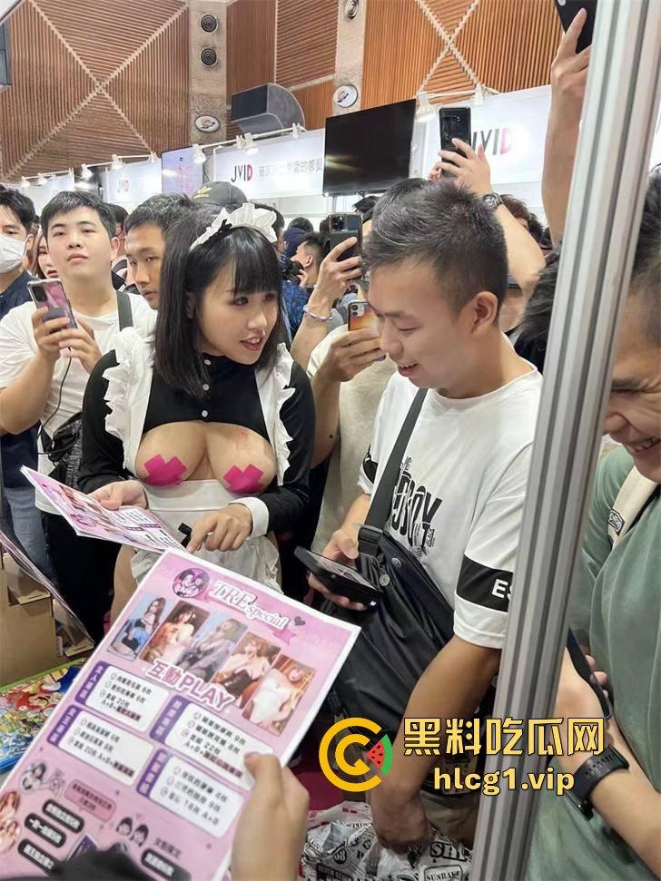 独家直击!带粉丝云打卡台湾成人展,三上悠亚比屏幕更美更性感,完爆国内漫展,台妹赞到爆!-12