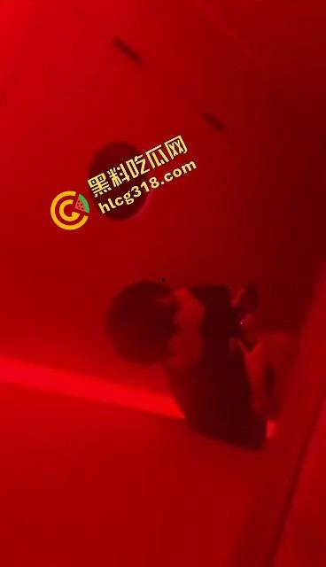 酒吧男厕野战偷拍流出，音乐声都盖不住骚货浪叫，男的一边拍一边干，门外敲门她越叫越浪！-7