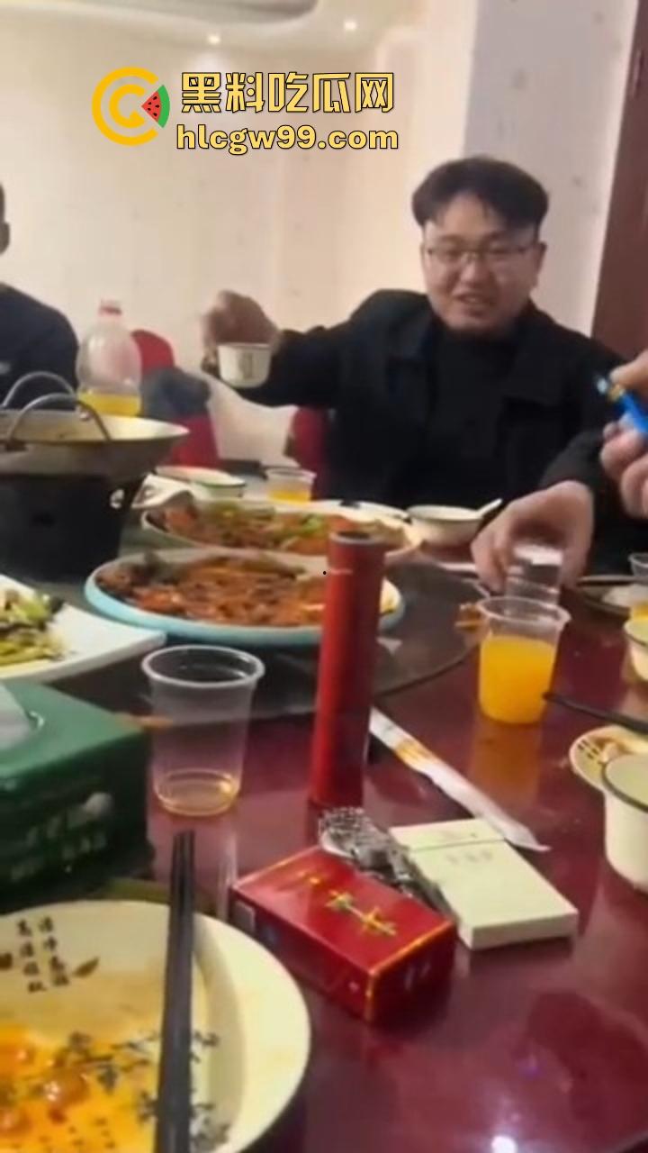 不是一家人,不进一家门!老公饭桌上点二踢脚炸饭桌,老婆家里放鞭炮炸逼治宫寒,夫妻俩比谁更硬核!-2