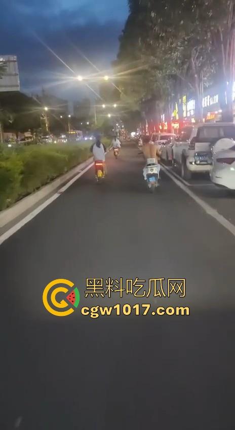 这难道又是主人的新任务吗?男子全身赤裸淡定开电瓶,横穿闹市区丝毫不慌,不是哥真这么猛啊!-6