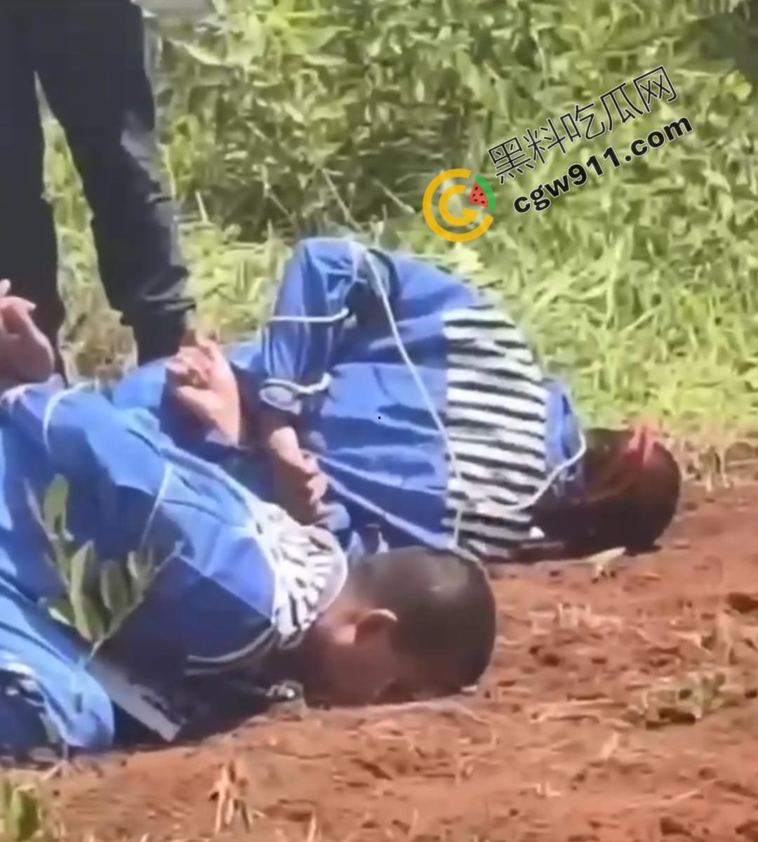 缅甸木邦枪决现场视频流出！枪声轰鸣，血流成河，七命赴死，凄惨一幕惊心动魄-8