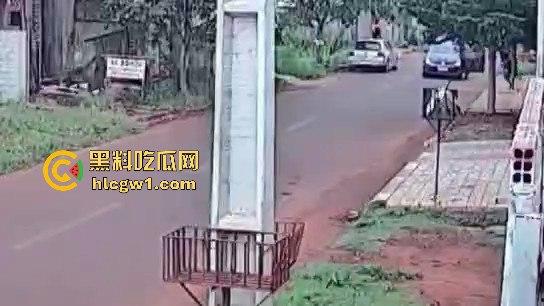 死侍附体的墨西哥硬汉！被车撞又挨两枪屁事没有，AK卡膛气得杀手怀疑人生，简直把杀手心态直接崩了！-3