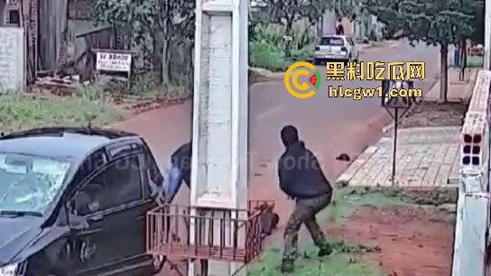 死侍附体的墨西哥硬汉！被车撞又挨两枪屁事没有，AK卡膛气得杀手怀疑人生，简直把杀手心态直接崩了！-4