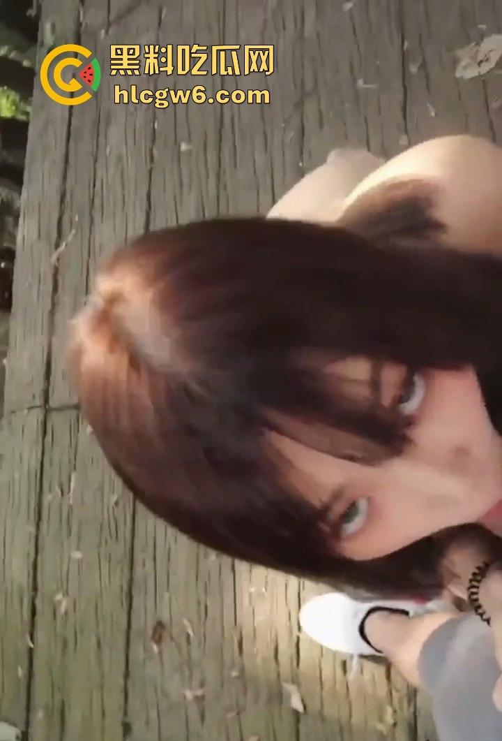 海南外国语极品骚货【冯静姝】带狗链公园伺候金主！跪地舔鸡巴，草地上演狗奴调教全套！-1