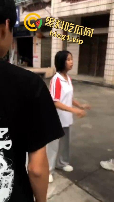 女孩遭几名傻逼残忍欺负，却不敢向家长和老师求助，霸凌者还将视频发到QQ空间炫耀！-1