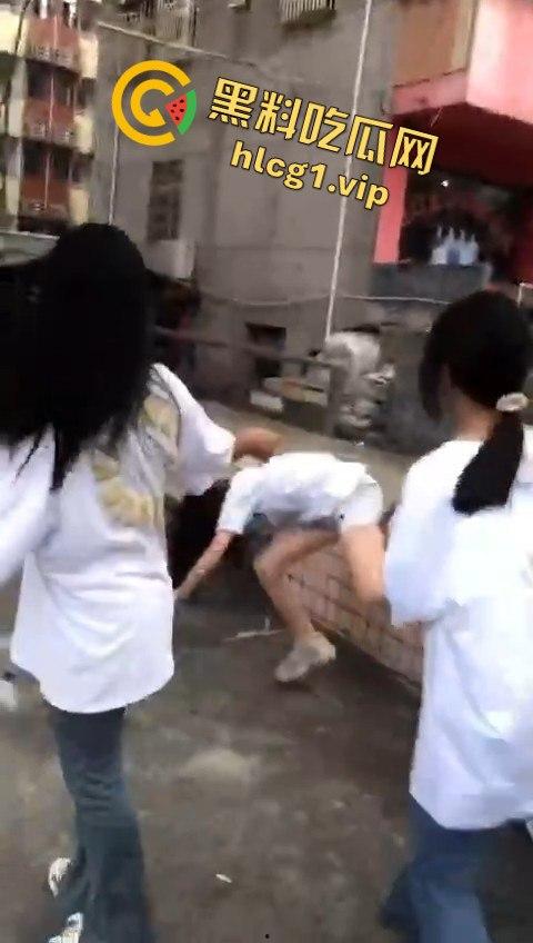 女孩遭几名傻逼残忍欺负，却不敢向家长和老师求助，霸凌者还将视频发到QQ空间炫耀！-3