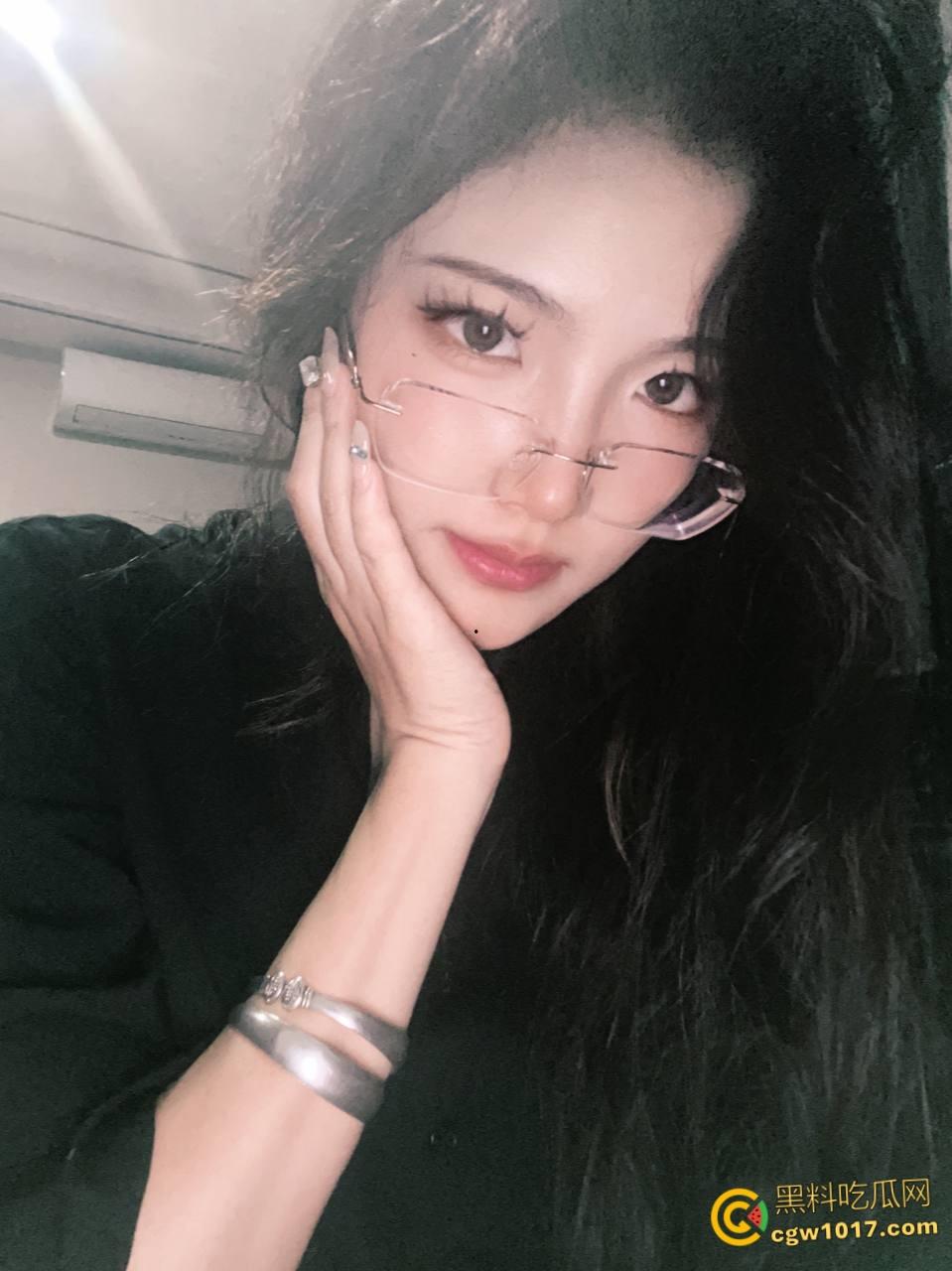 南昌御姐母狗【孙晓晴】，骚浪小母狗酒吧到处约炮，饥渴舔屌露脸挨操，蒙眼女上疯狂榨精，反差骚样堪称极品！-1