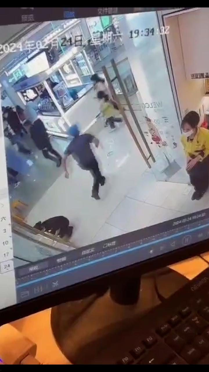 男子表白失败当场跳楼  这就是爱情吗 多视角监控全记录-3