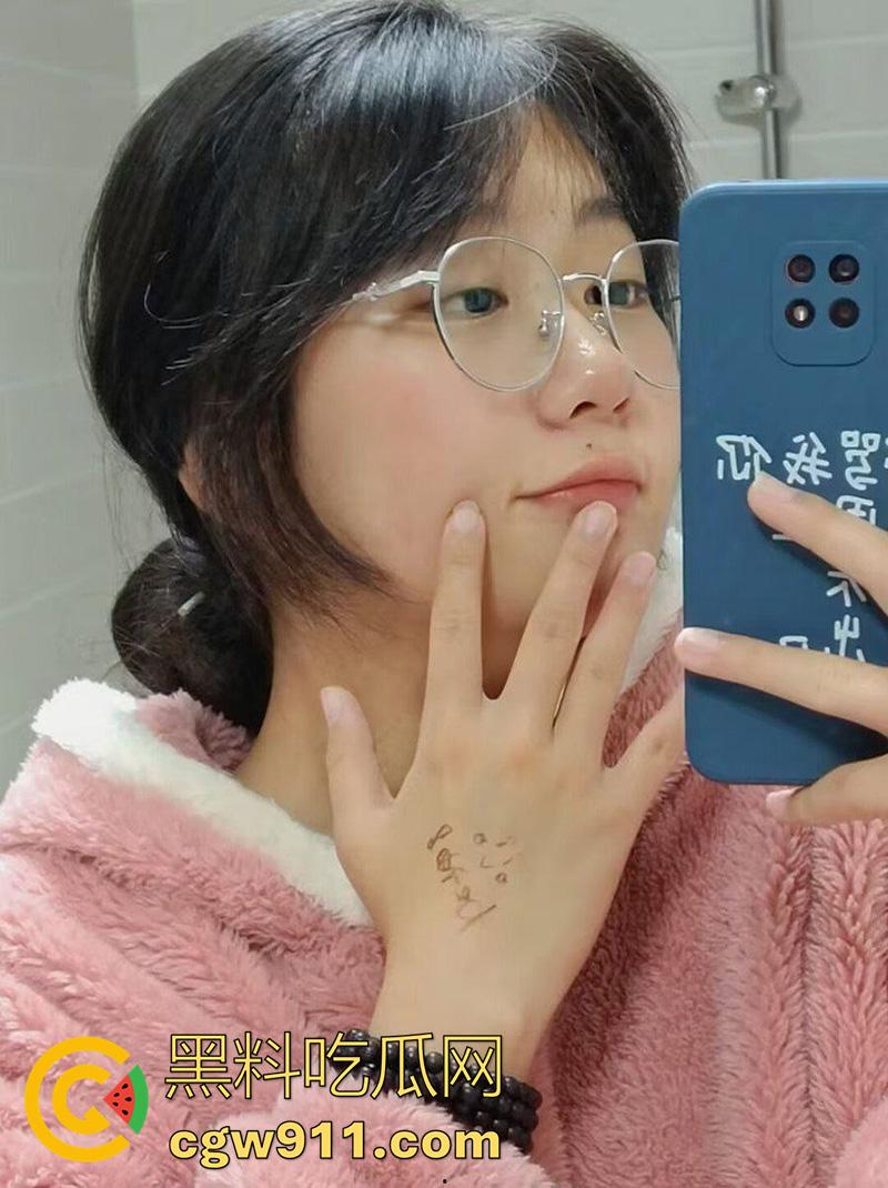 太原理工学院【王筱筱】颜值清纯眼镜妹，平时高材生学霸，私下却是乖巧母狗，性爱私拍视频流出-3