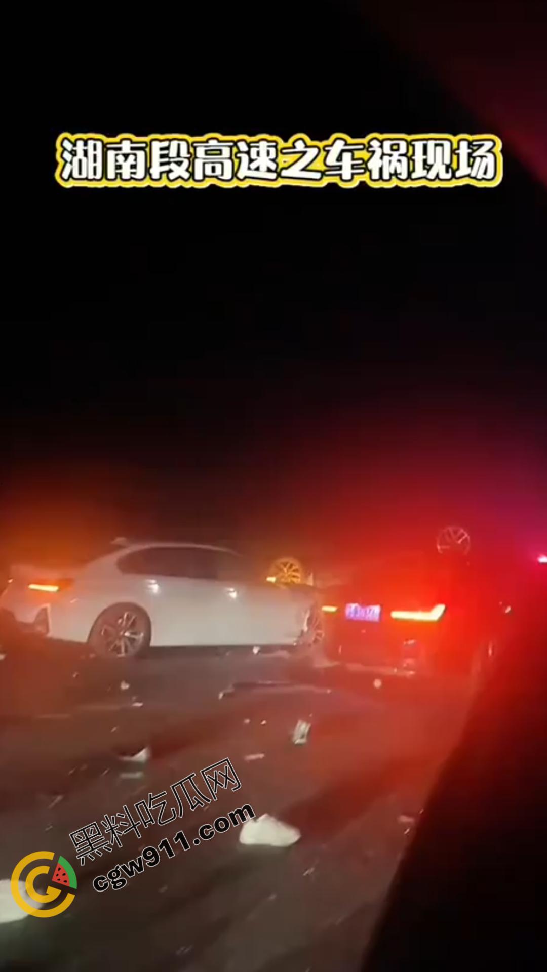 江苏盐城高速连环车祸现场视频曝光！发动机飞落路面激起追尾风暴，车辆如多米诺骨牌般纷纷倾覆-1