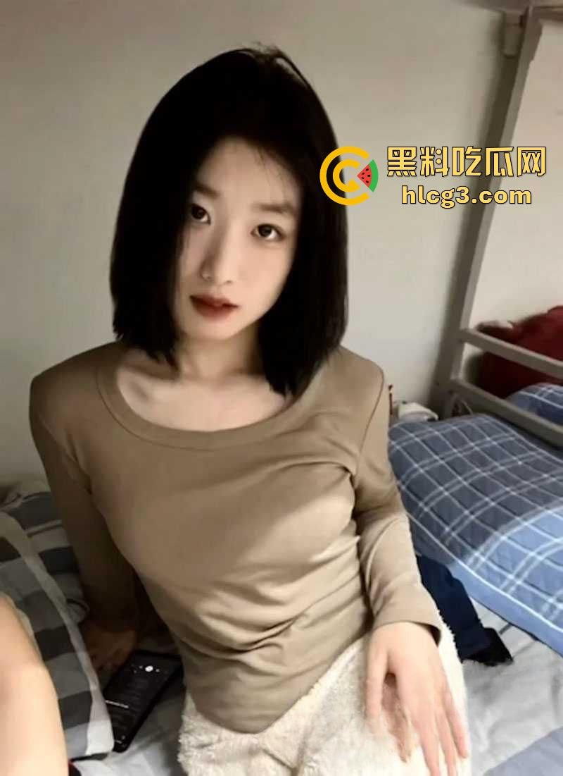 露天野战!河北保定凤翔园小区饥渴骚货『王家宁』与男友楼顶口爆后入 偷拍视频曝光!-3