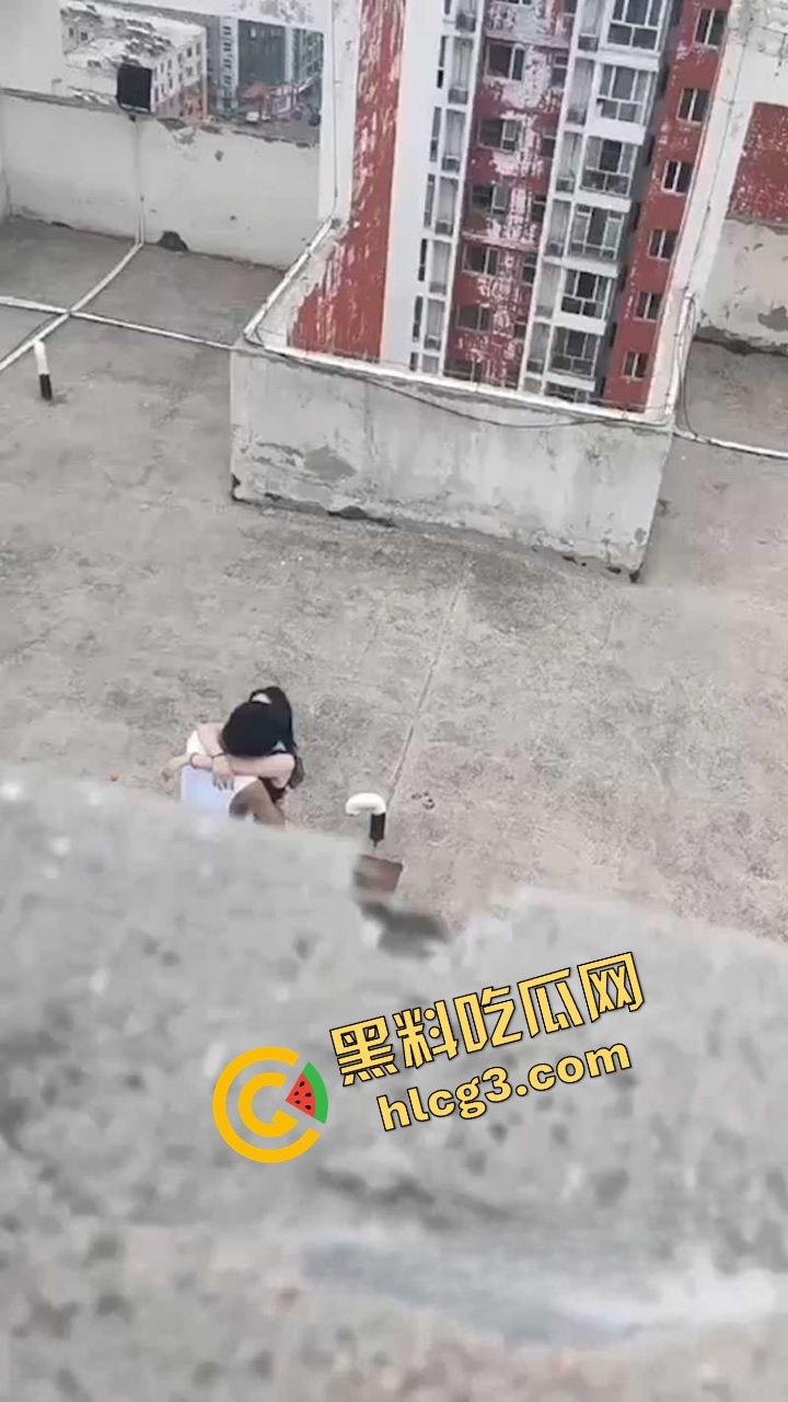 露天野战!河北保定凤翔园小区饥渴骚货『王家宁』与男友楼顶口爆后入 偷拍视频曝光!-6