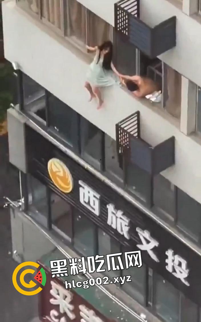 湖北少妇足浴店偷情被捉奸在床 内裤都来不及穿被逼上窗台 从三楼坠落 现场视频流出-2