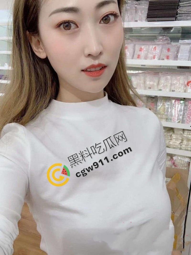 陕西西安极品绿帽夫妻疯狂酒店约炮！娇妻美乳嫩穴被双管齐下，大屌男把骚妻操到浑身颤抖淫水狂流，刺激不已-4