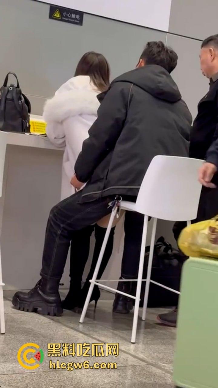 出门在外骚瘾突发 淫荡少妇当众脱裤偷偷磨逼蹭痒 骚洞大开撸肉棒 不雅行为被路人全程拍下曝光！-9