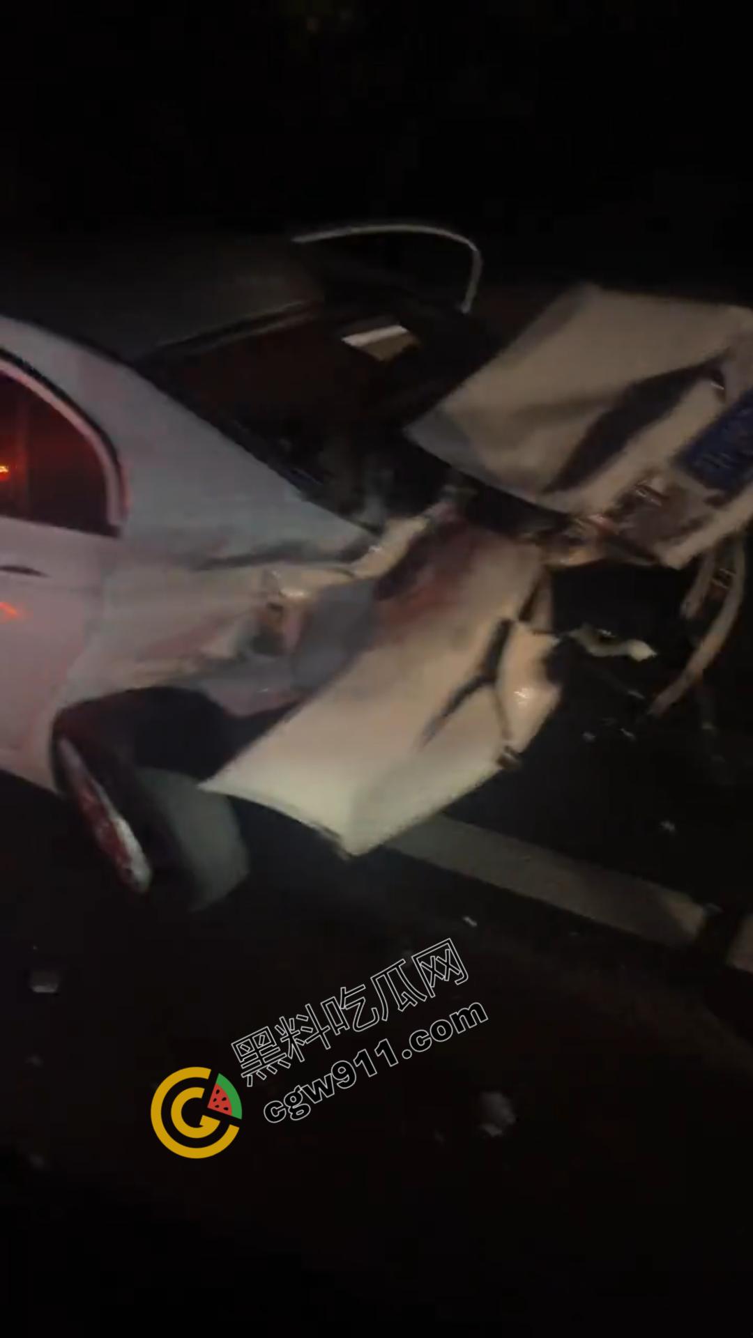 江苏盐城高速连环车祸现场视频曝光！发动机飞落路面激起追尾风暴，车辆如多米诺骨牌般纷纷倾覆-8