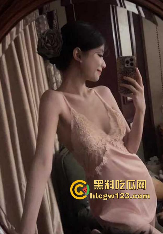 海角乱伦大神 和小嫂子的春天 又出新作！骚货戴肛塞被操双洞齐开 舔屌乳交花式榨精！-1