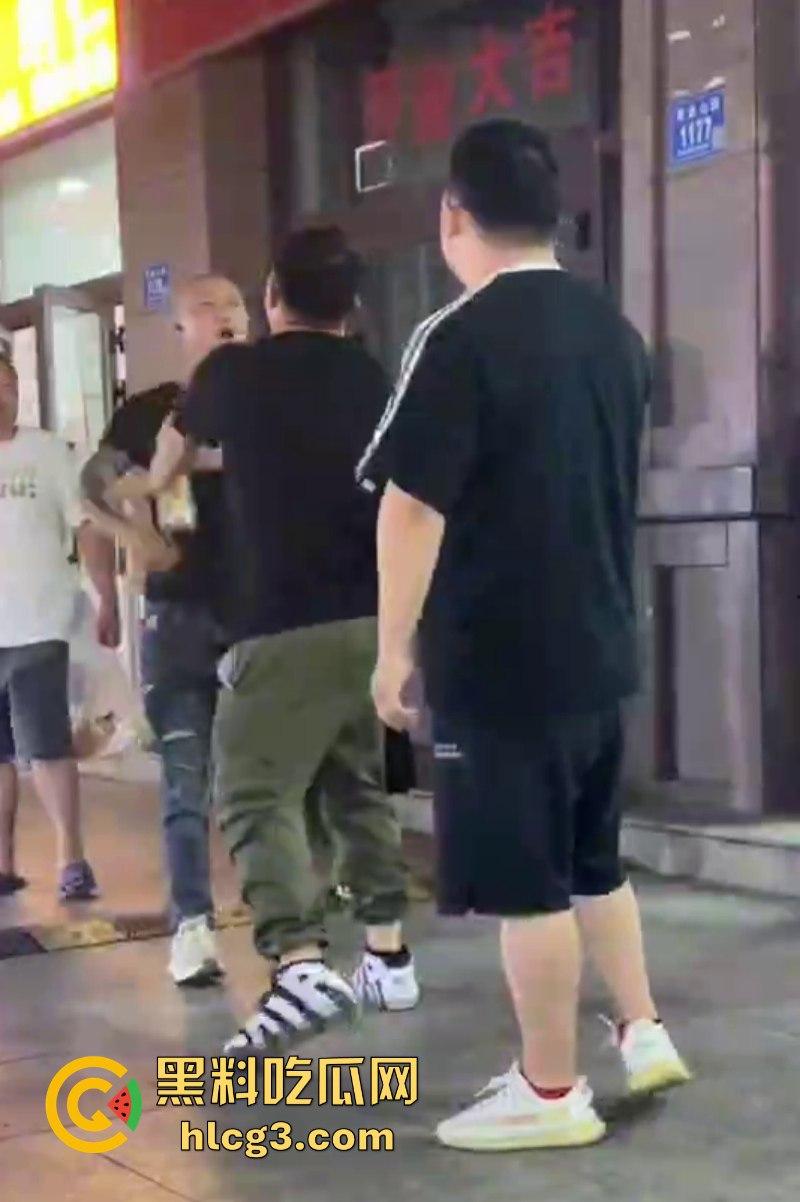 不作死就不会死！女孩烧烤店遭遇性骚扰 男友和其发生冲突对方态度却十分嚣张！-4