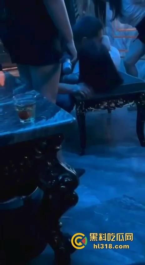 玩归玩闹归闹,KTV里别拍照！KTV那些淫乱骚逼时刻，只要钱到位，什么都能玩！-6