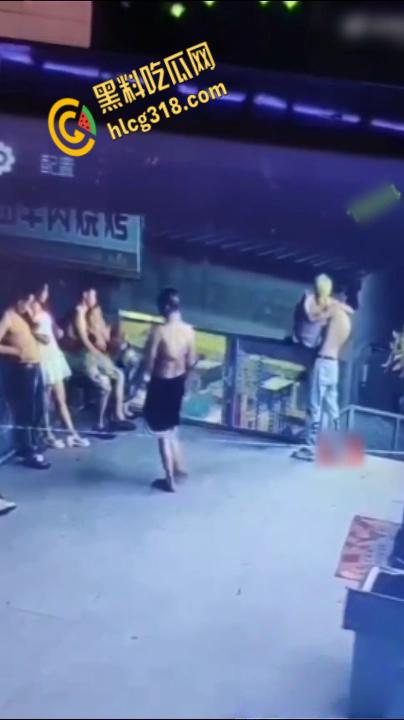 酒后男子抱起女孩体力不支,女孩还把脚勾在护栏外,最终男子失手女孩掉下去了!-3