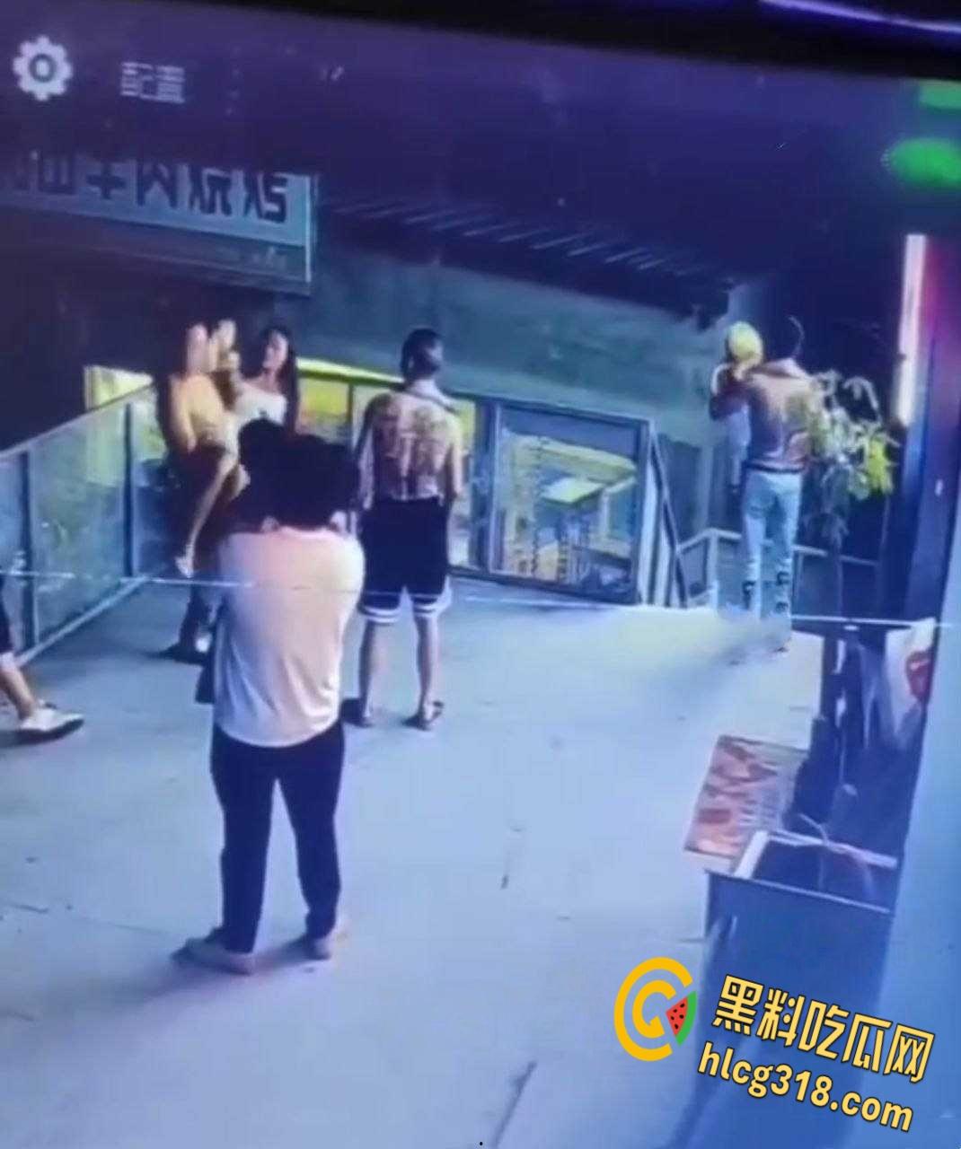 酒后男子抱起女孩体力不支,女孩还把脚勾在护栏外,最终男子失手女孩掉下去了!-5