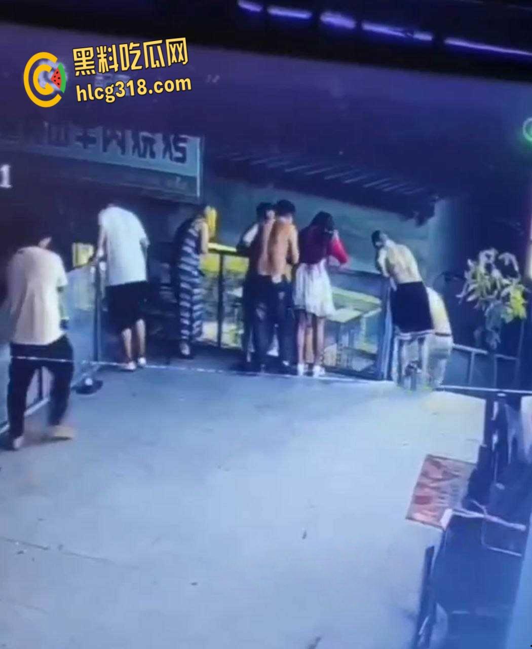 酒后男子抱起女孩体力不支，女孩还把脚勾在护栏外，最终男子失手女孩掉下去了！-7