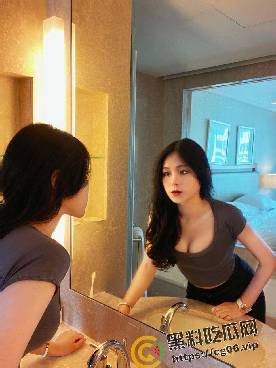 我的巨乳风骚班长！西南大学女大学生班长【严丽丽】 冷酷班长 风骚母狗 无缝切换 胸都要被捏爆啦-1