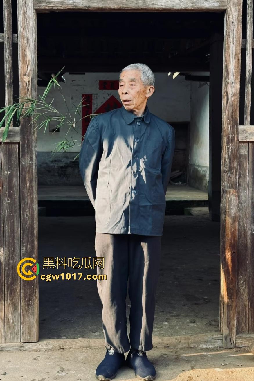 大爷手贱开狗笼被比特犬当场反咬!女主人抱不住狗,大妈大爷拿棍子打像挠痒,比特犬得配上香料才安抚大爷的心!-2