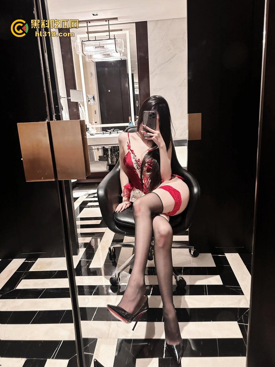 约炮高颜值御姐,性感身材配上可食用白虎嫩穴,边看书边舔舐,淫水横飞刺激感爆棚!-2