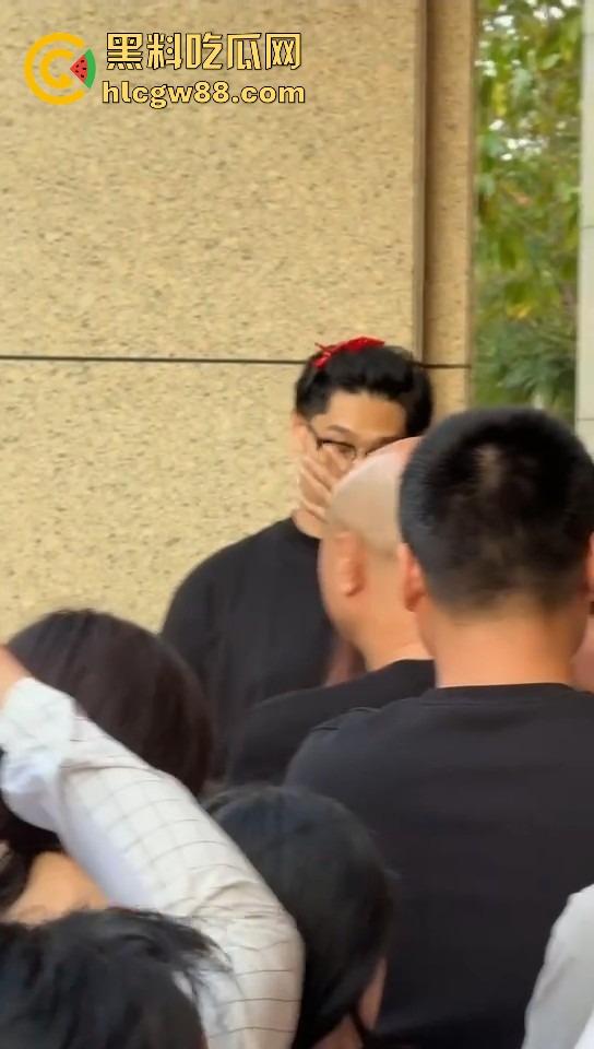 佛山小区惊现高端住宅墓园，业主直接把家改成骨灰堂，邻居吓得不敢回家，这TM谁顶得住？-13